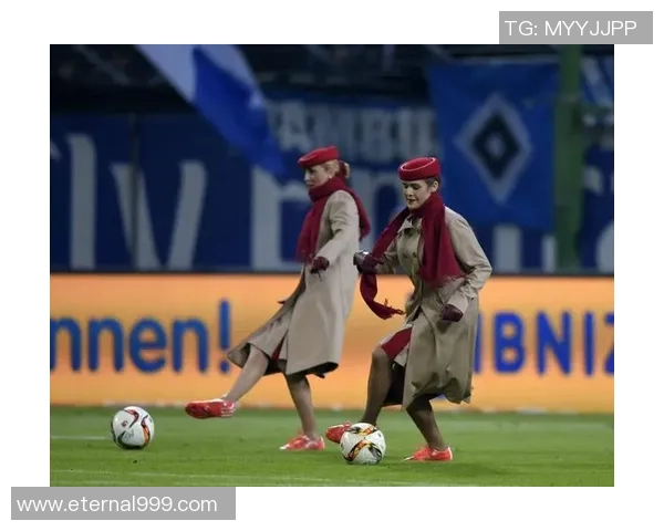 空姐在休息时间观看足球明星精彩瞬间，分享她的独特视角与感受